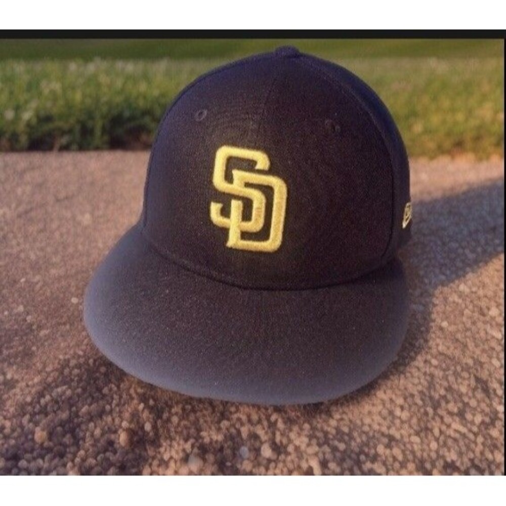 San Diego Padres fitted New Era MLB cap Size 6-7/8 -EUC